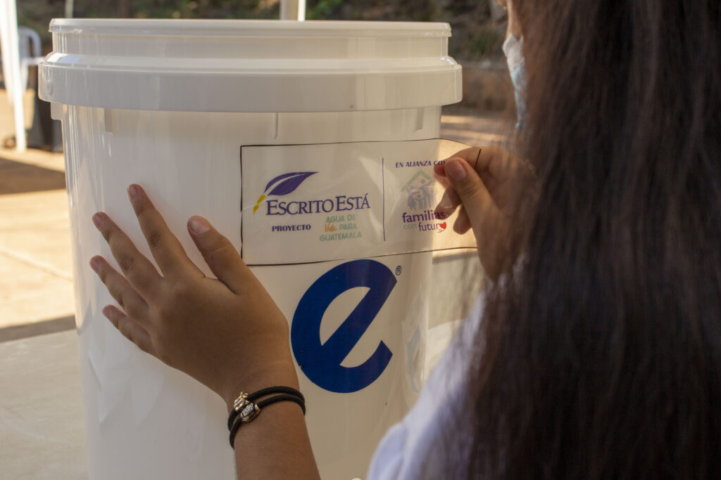 El Ecofiltro permite que muchas familias puedan tomar agua purificada