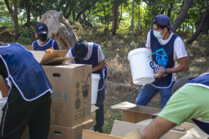Voluntarios desempacando los filtros de agua.